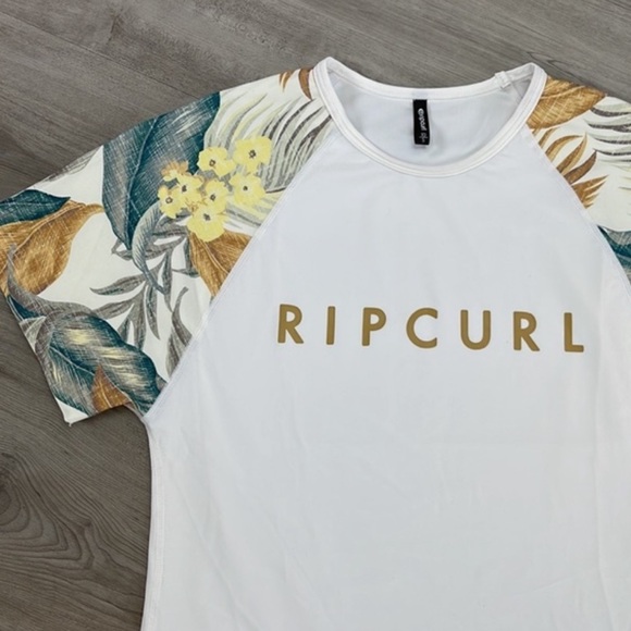 ☀️RIP CURL☀️ TROPIC SHACK RELAXED SHORT SLEEVE RASH GUARD - Picture 9 of 12